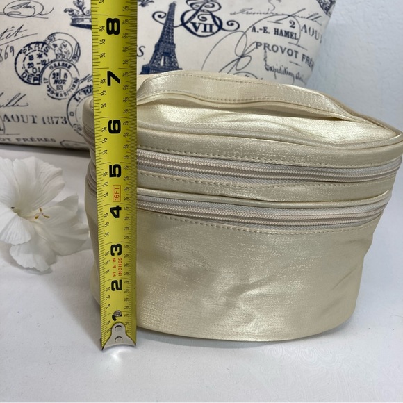 Elizabeth Arden | Makeup Travel Case With Attached mirror - Picture 6 of 9